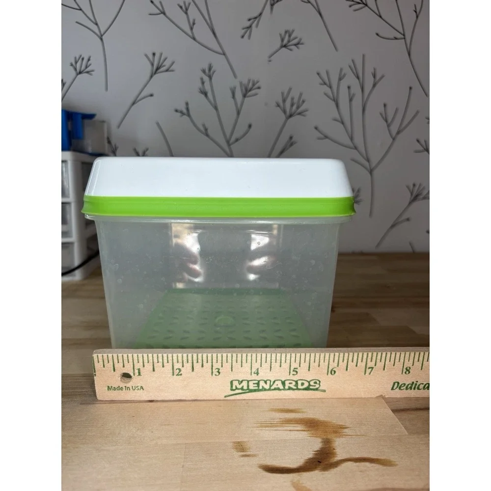 Rubbermaid Produce Saver Set‎ 6.3 & 17.3 Cups Green White Vented Lid